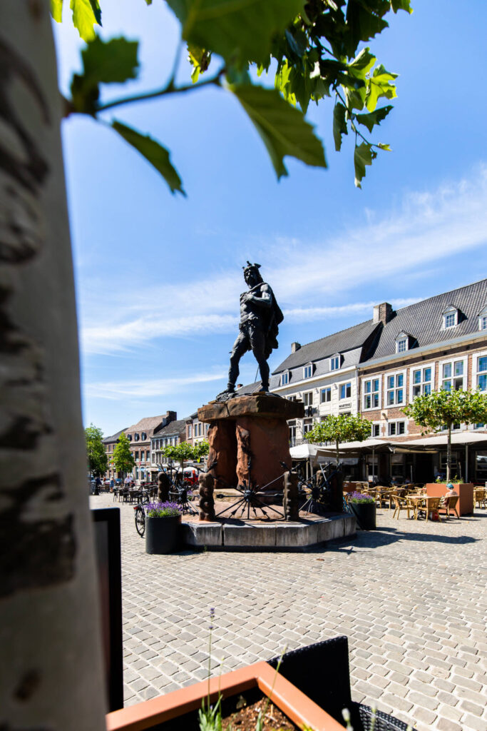 Ambiorix standbeeld van een kleine afstand op de Grote Markt.
