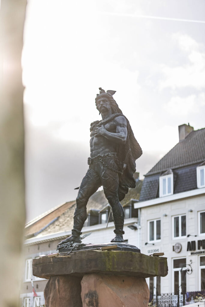 Standbeeld Ambiorix vanaf rechts.