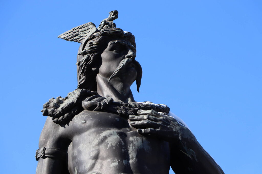 Ambiorix standbeeld van dichtbij.