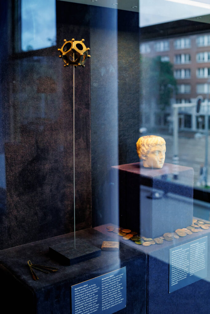 Dodecaëder in vitrine.