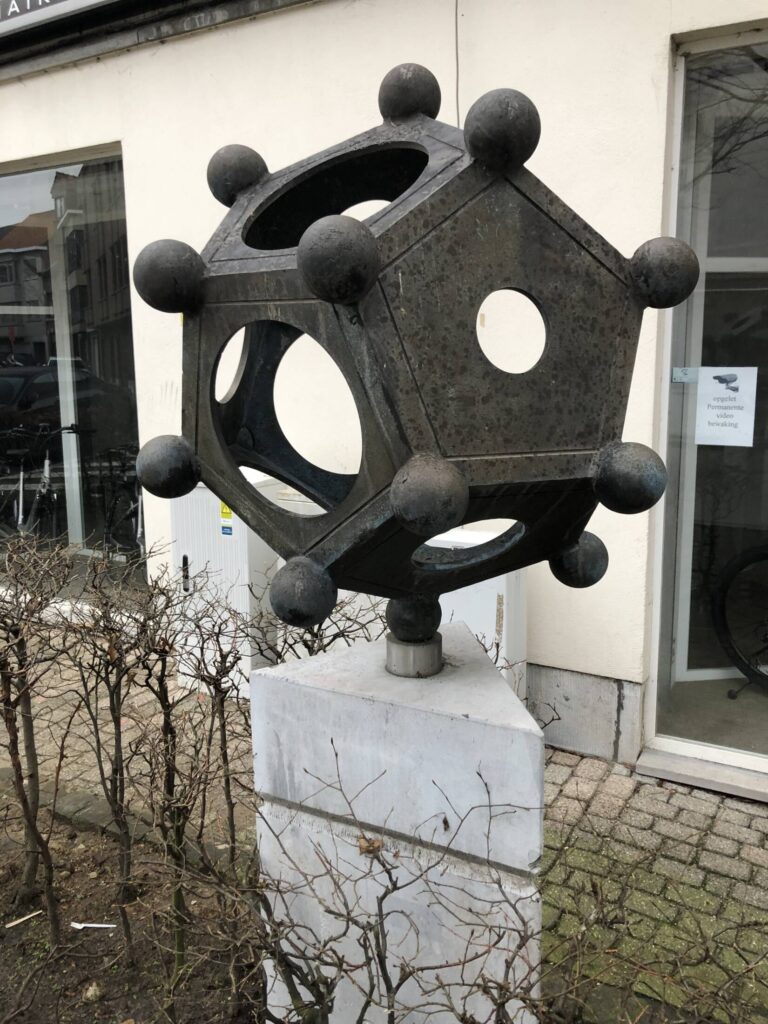 Dodecaëder standbeeld in Tongeren op vindplaats van originele dodecaëder in collectie van het GRM