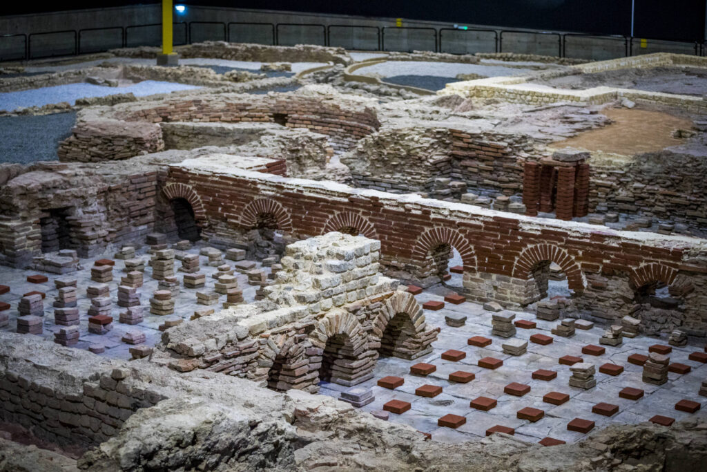 Maquette van de fundamenten van het badhuis.