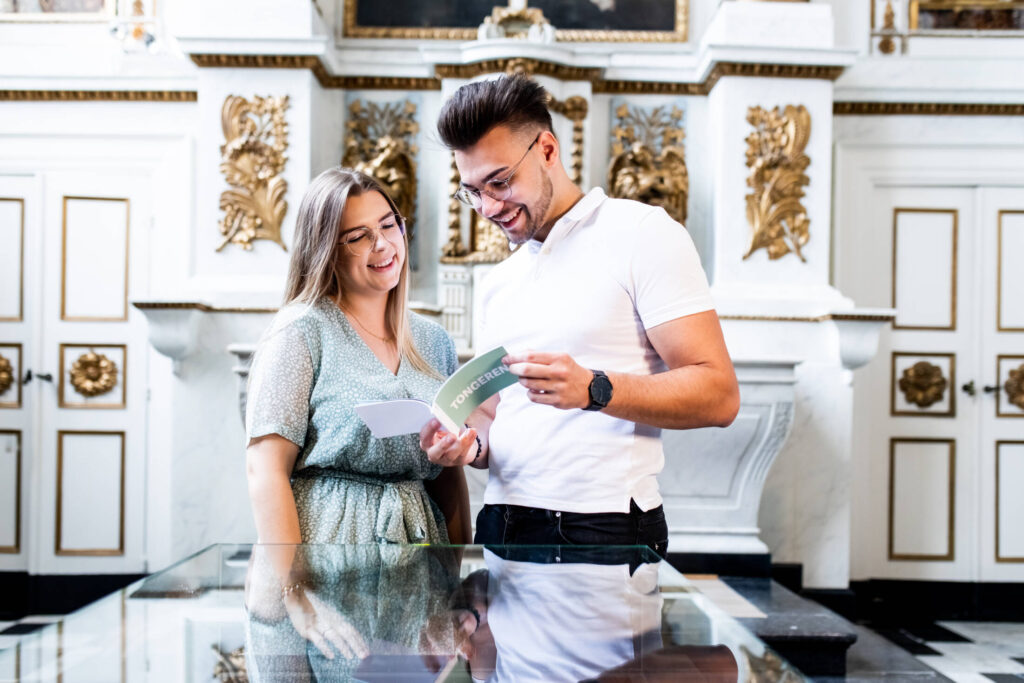 Jong koppel in het informatie centrum