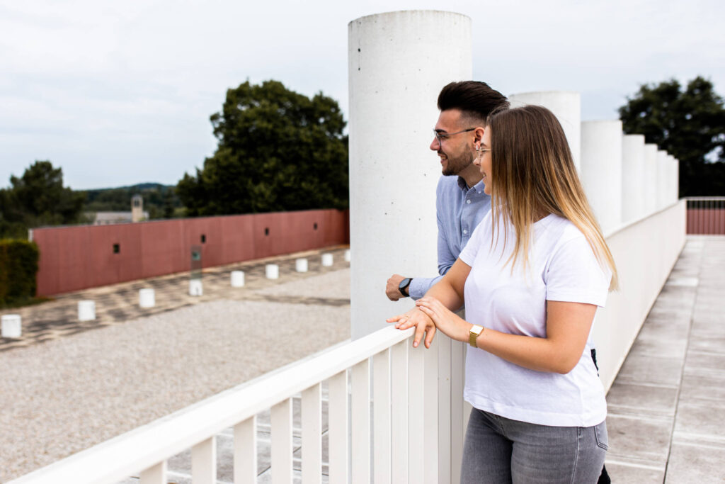 Jong koppel kijkt uit over tempel site