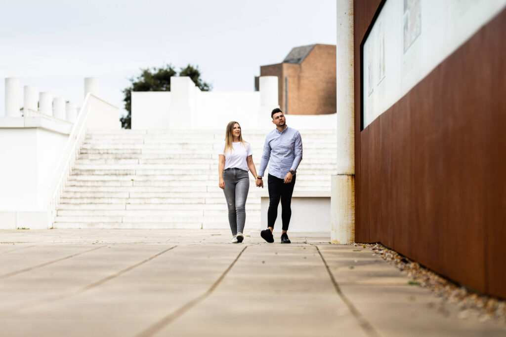 Jong koppel loopt over tempel site