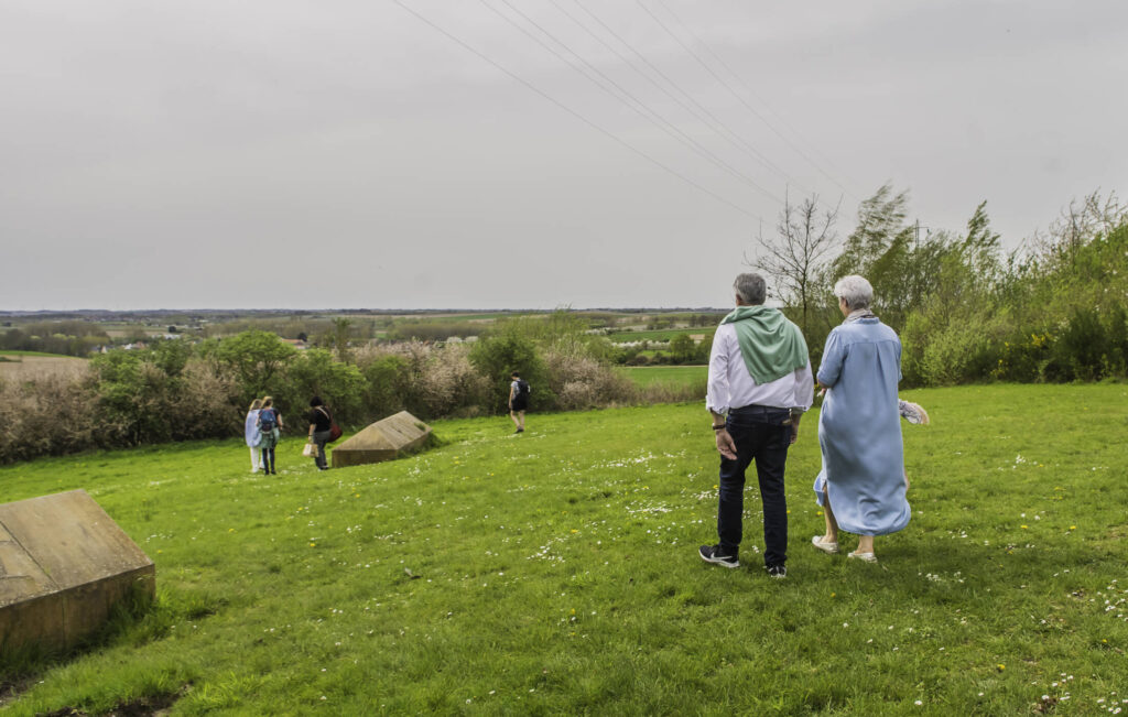 Bezoekers bekijken archeologisch landmark.