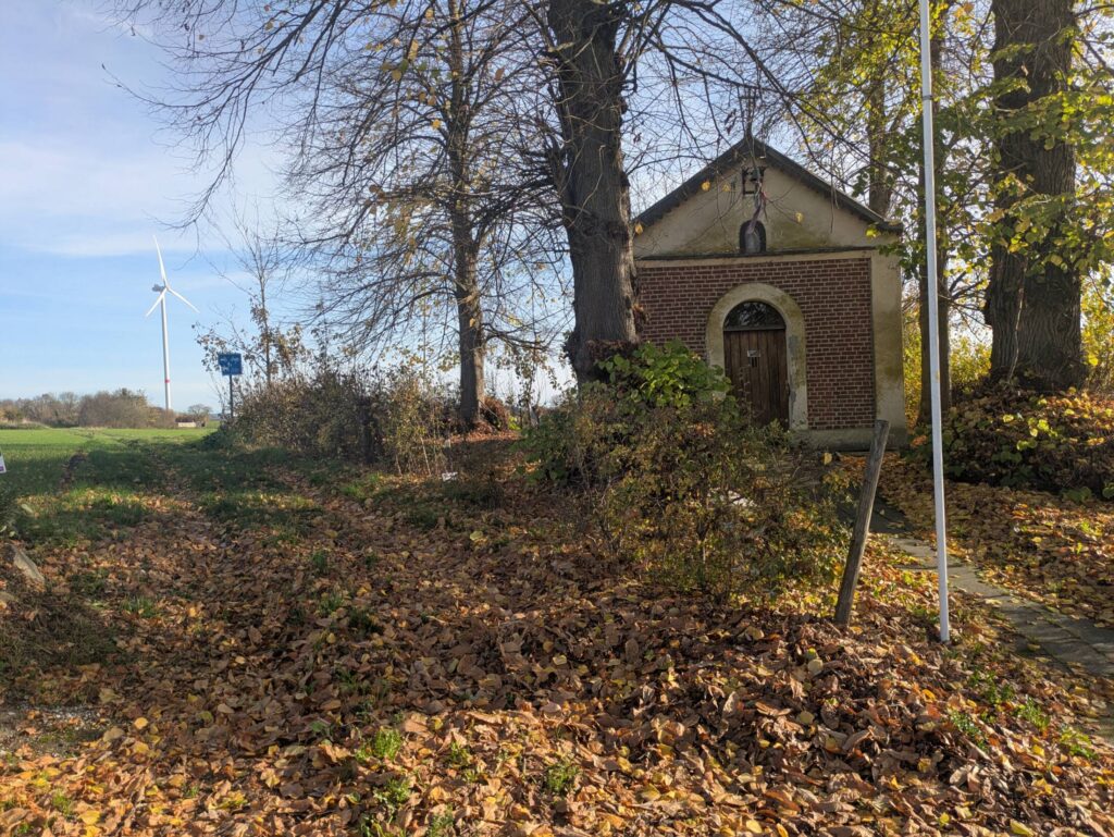 Overblijfselen van de Romeinse weg in het landschap.