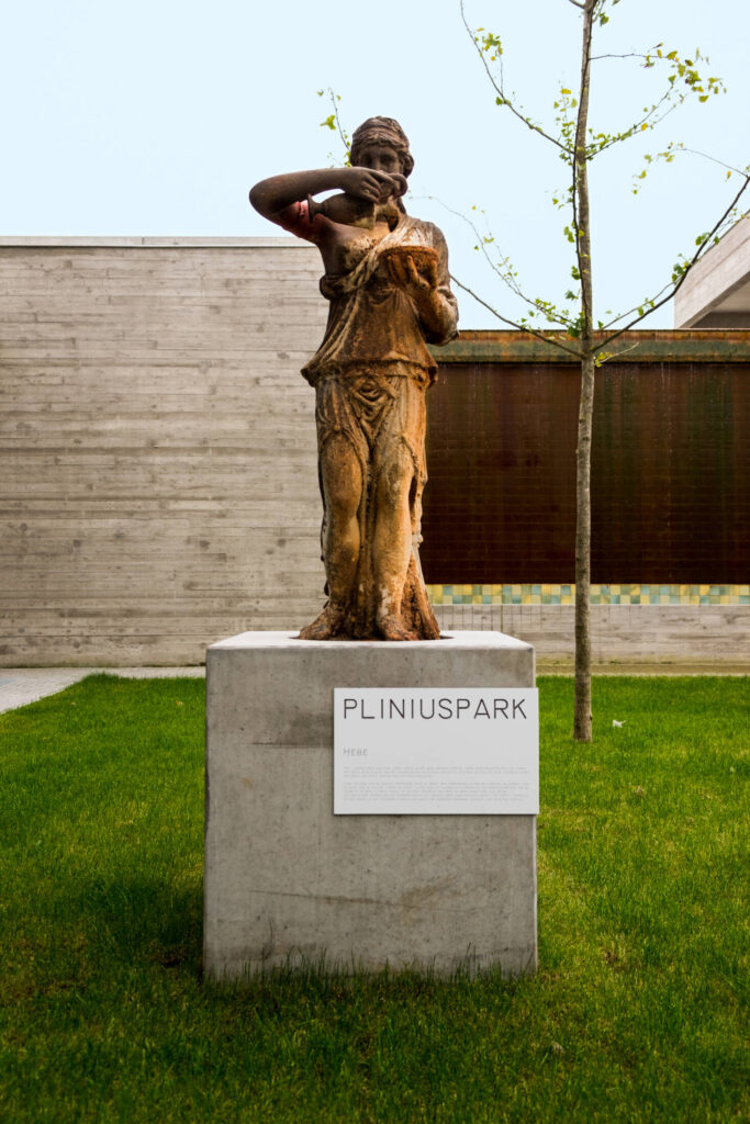 Standbeeld van een godin in het Pliniuspark.