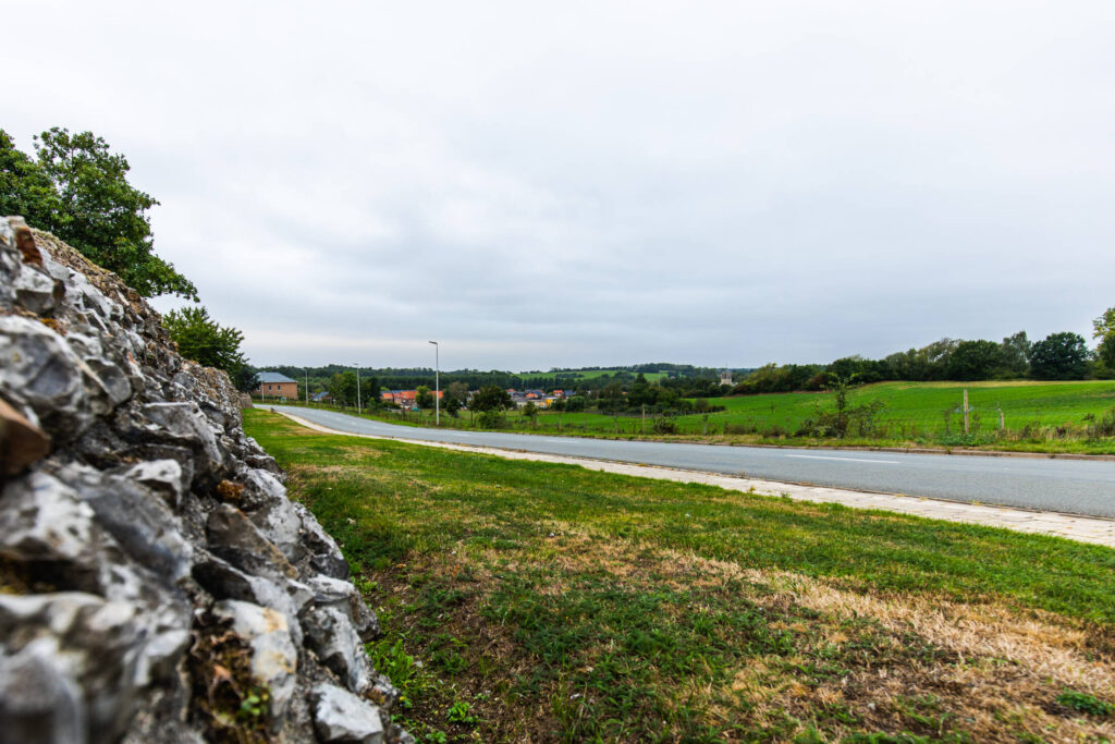 Moderne weg vanuit het perspectief van de Romeinse muur.