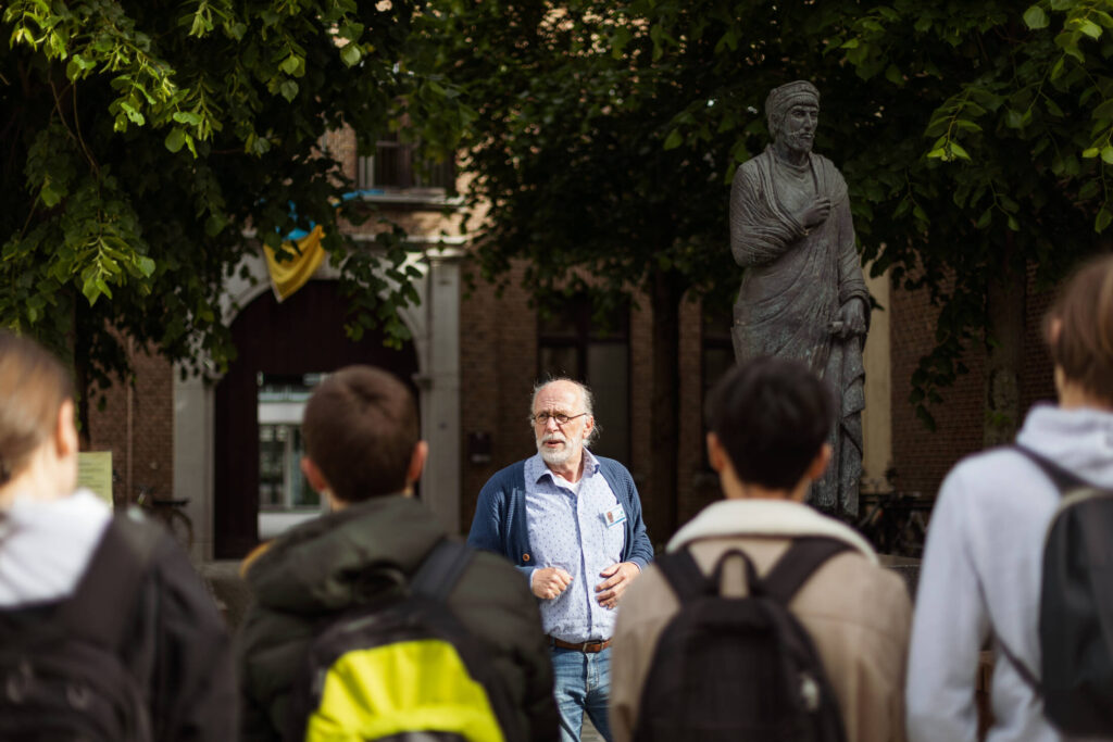 Gids wandeling vóór Julianus standbeeld.