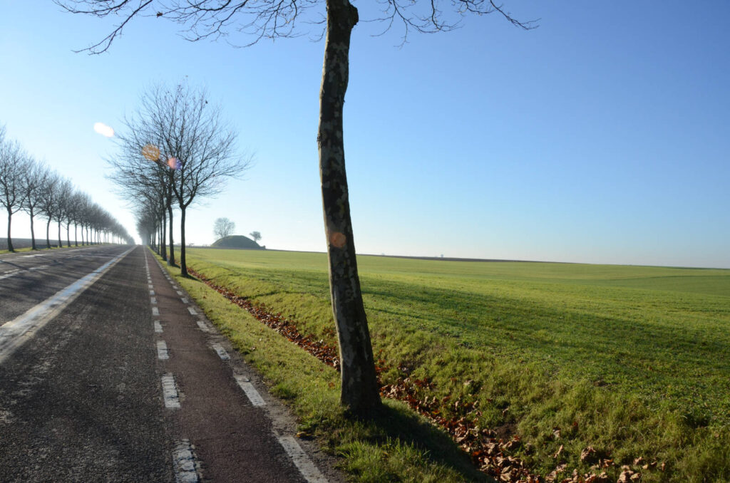 Tumulus in de verte op de Hoeise Kassei weg.